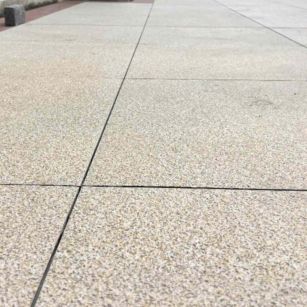 白城 黄金麻花岗岩石板材荔枝面地面铺装效果