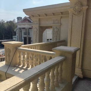 白城 黄金麻别墅外墙干挂雕花配合阳台栏杆花瓶柱