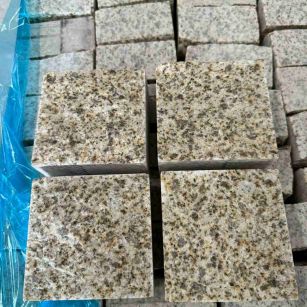 白城 黄金麻花岗岩自然面小方块，弹石，马蹄石等