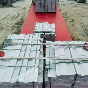 白城 芝麻白仿形加直形路沿石出货日常