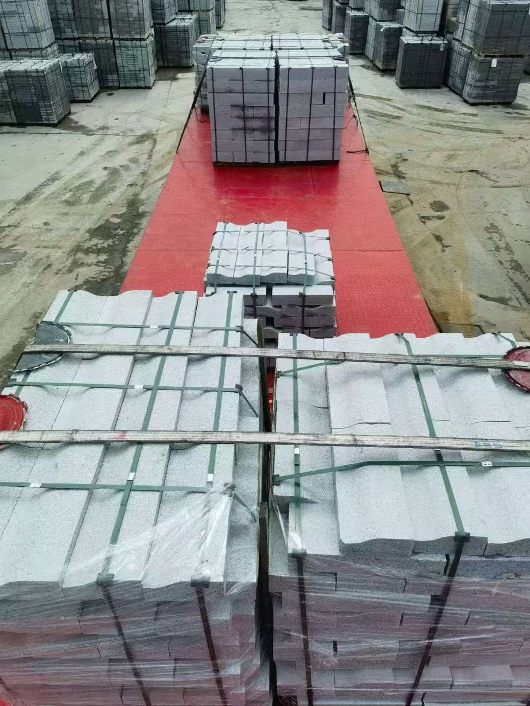 白城 芝麻白仿形加直形路沿石出货日常