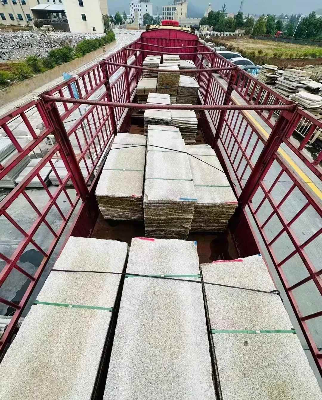 白城 黄金麻花岗岩荔枝面，光面毛板装车完成