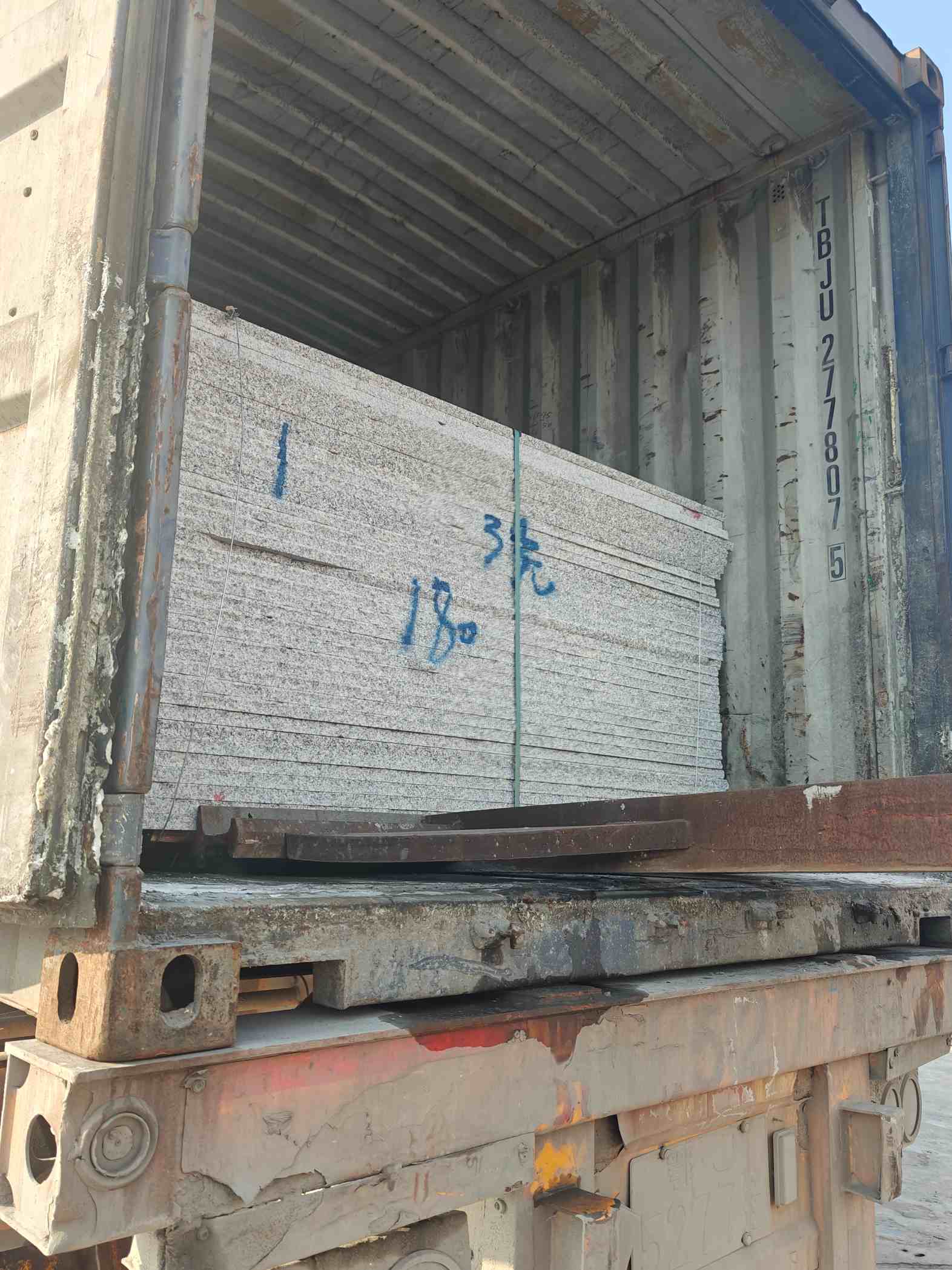 白城 芝麻白花岗岩石材3.0公分光面毛板装柜出货