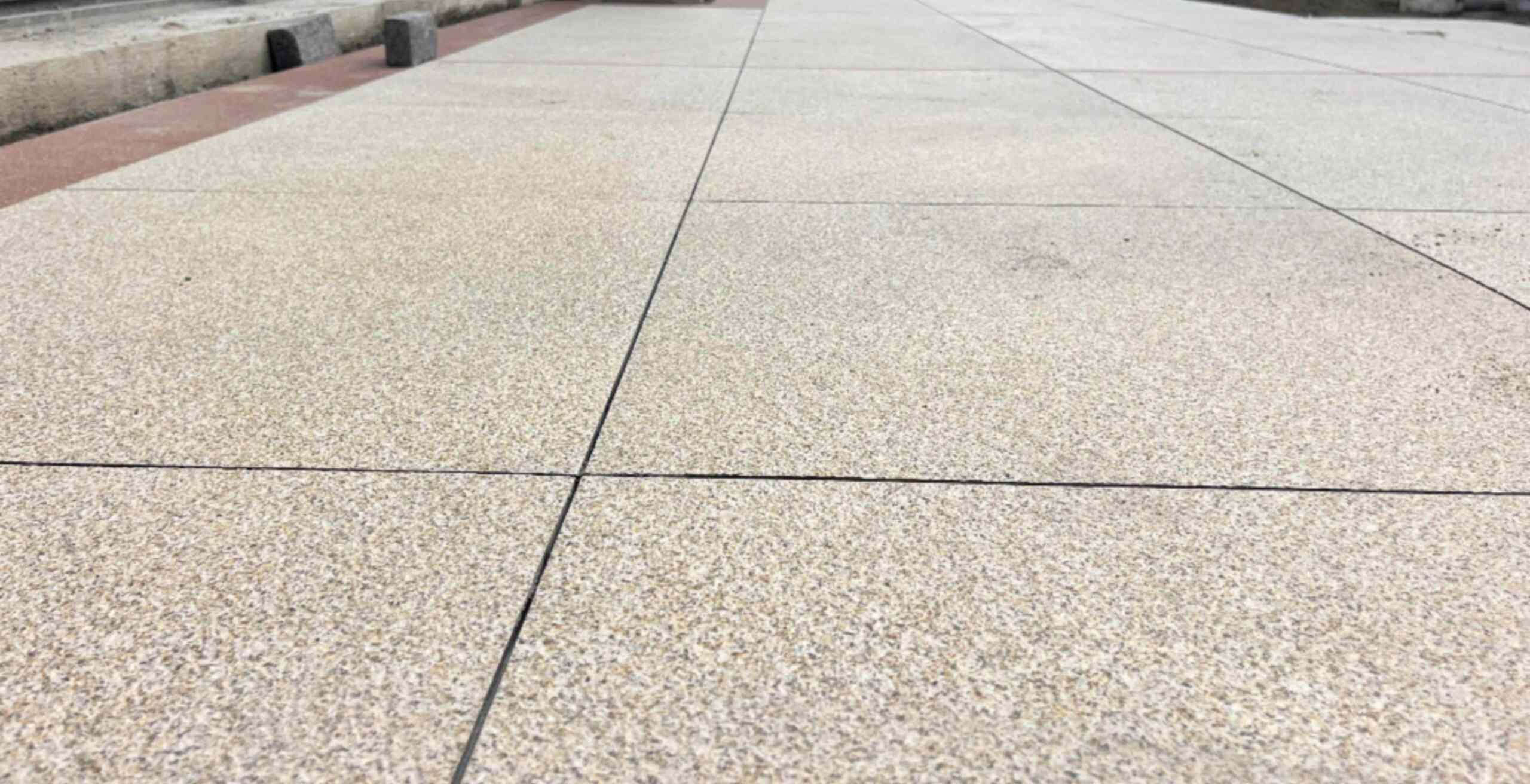 白城 黄金麻花岗岩石板材荔枝面地面铺装效果