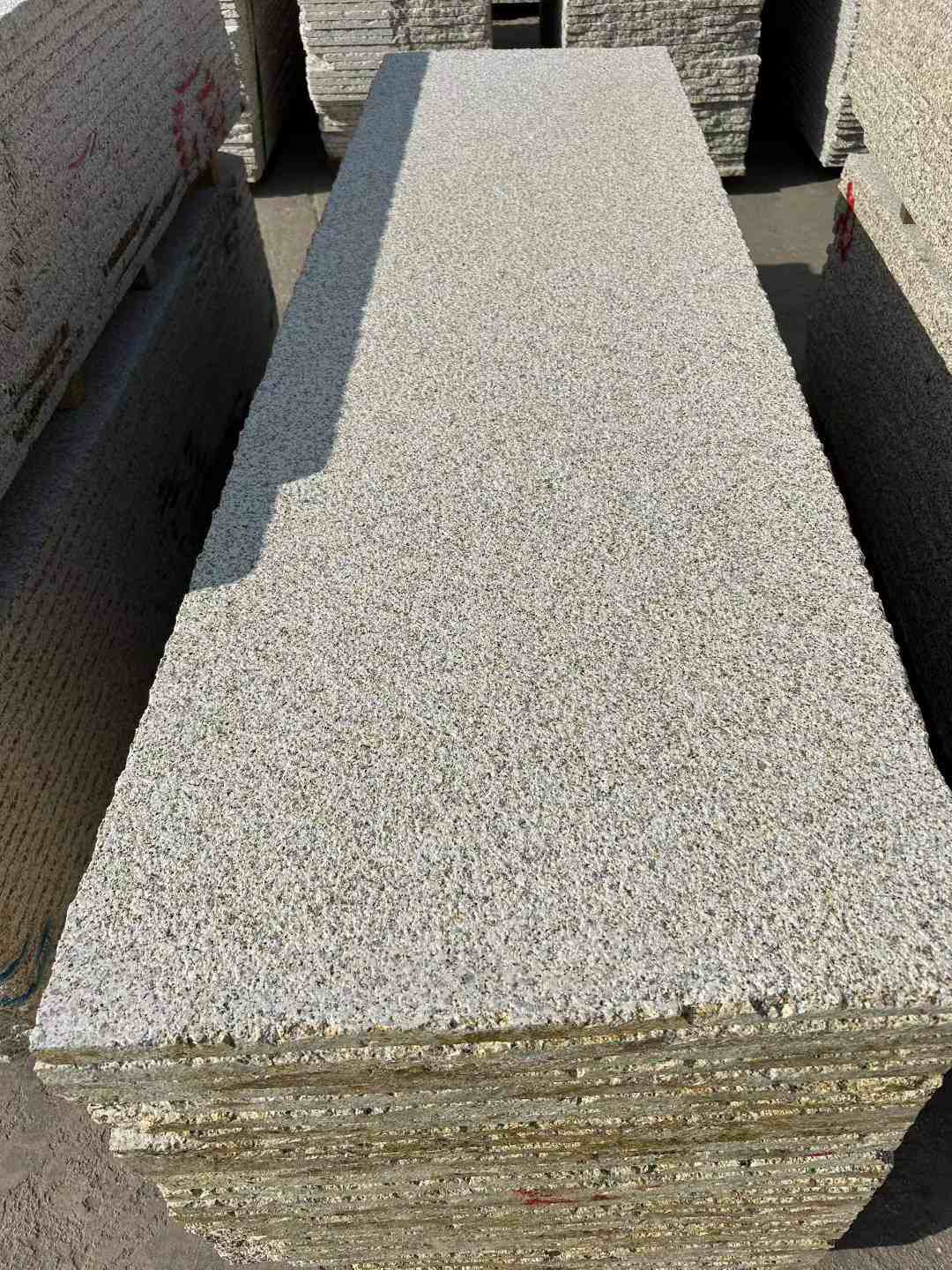 白城 黄金麻花岗岩荔枝面毛板，半成品