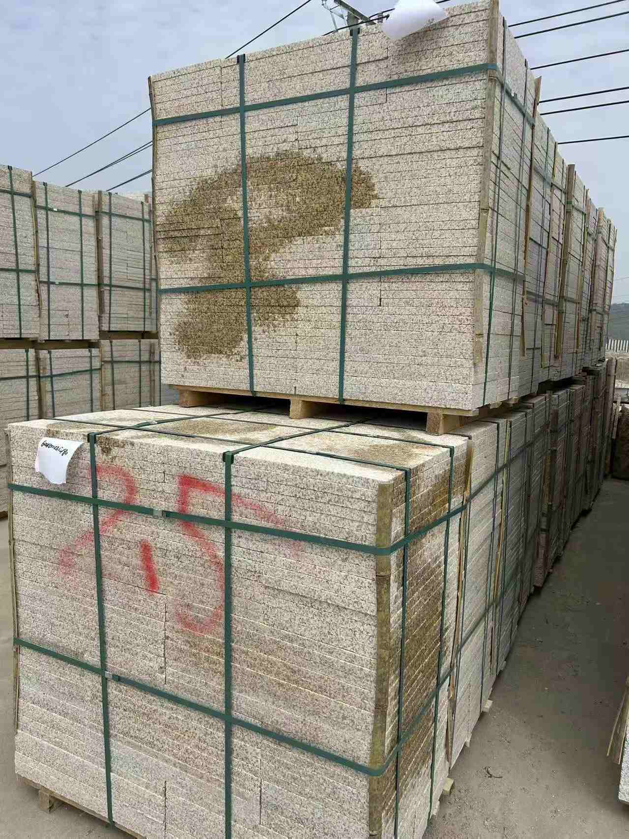 白城 黄金麻花岗岩石材荔枝面地铺石2.5*300*600