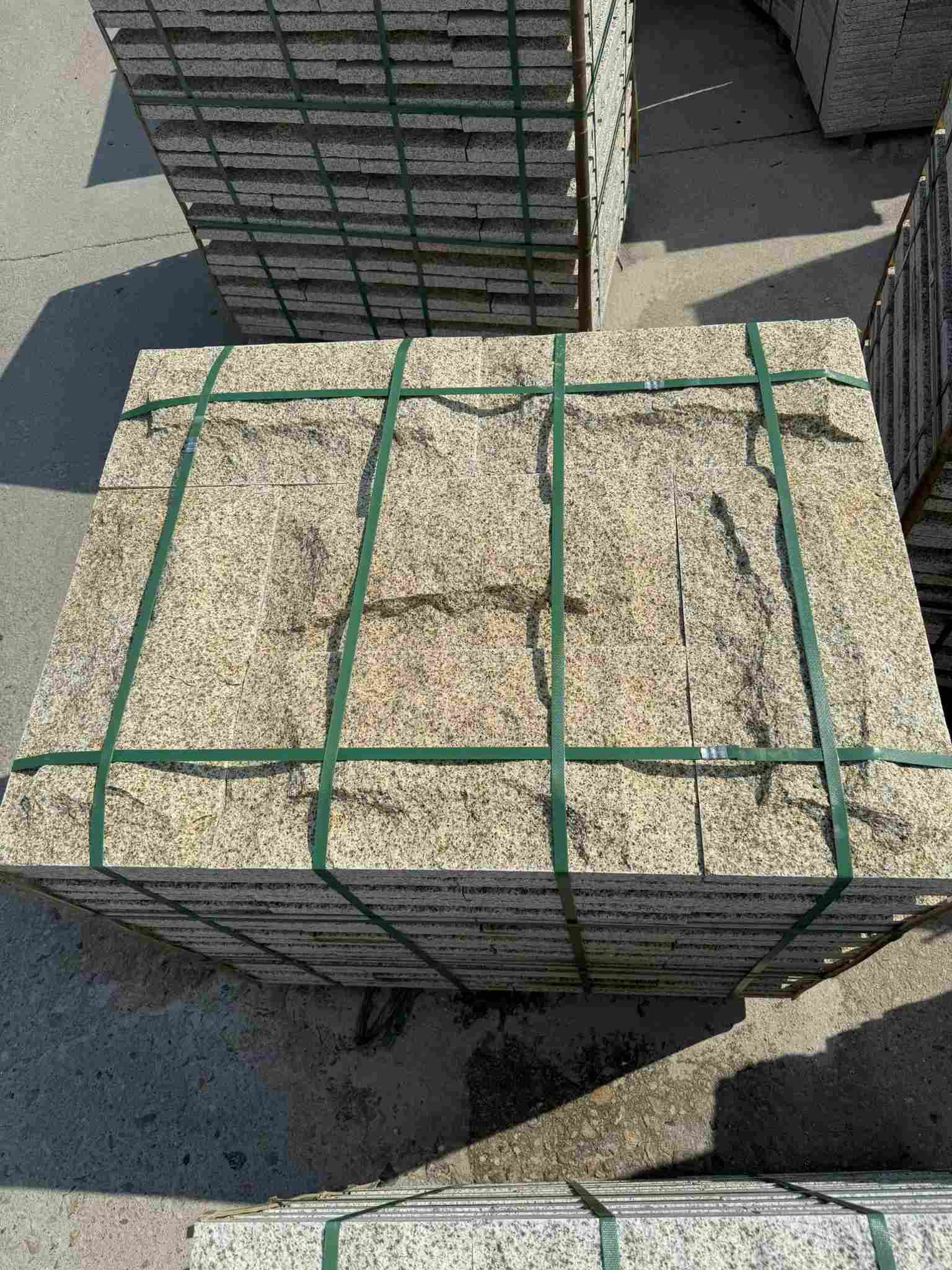 白城 黄金麻花岗岩石材自然面蘑菇石成品