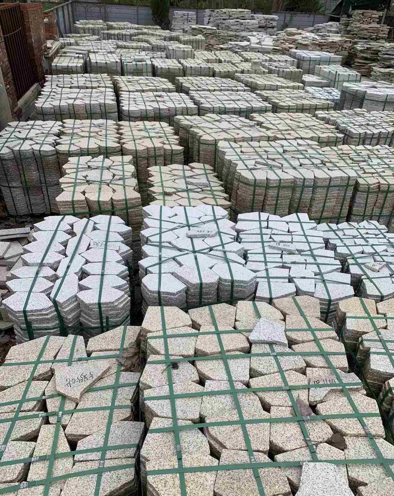 白城 黄金麻白麻花岗岩荔枝面地铺石(冰裂纹)