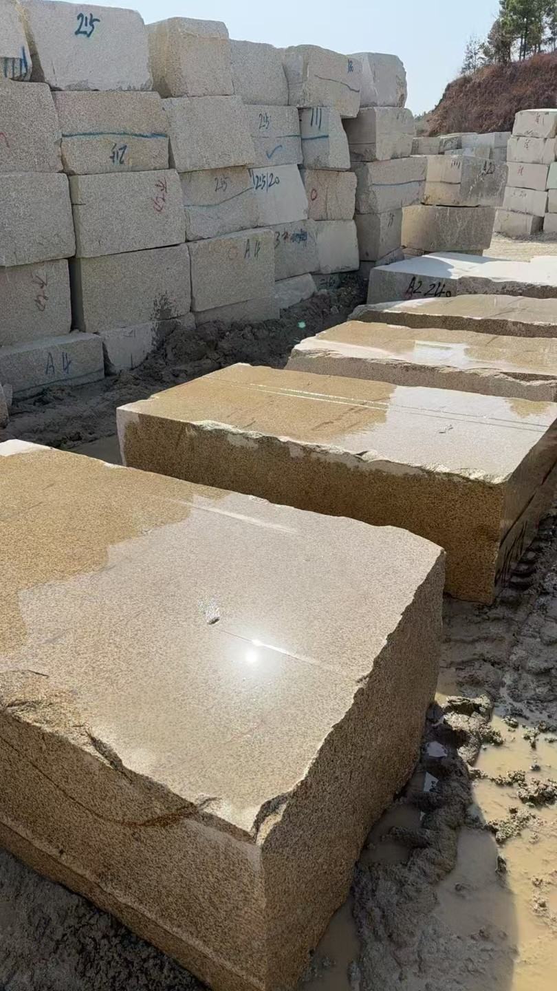 白城 黄金麻方料堆场洗料分选中，原材料充足