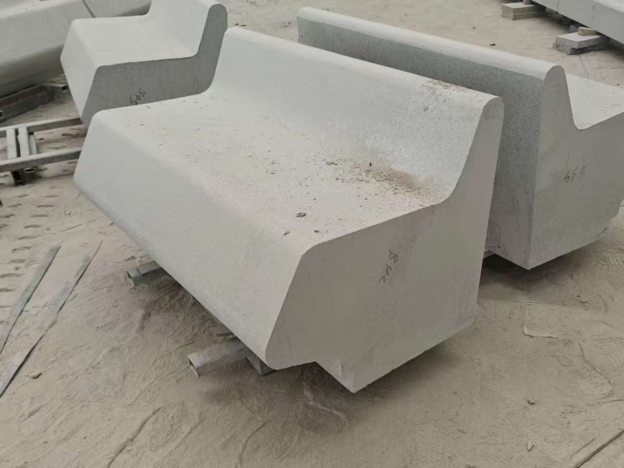 白城 芝麻白花岗岩异形坐凳，石凳