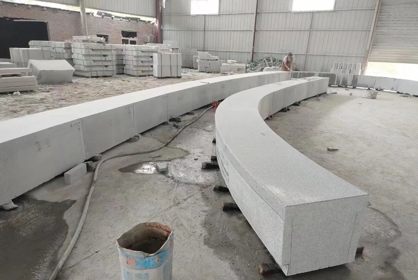 白城芝麻白花岗岩石板材 园林光面弧形坐凳