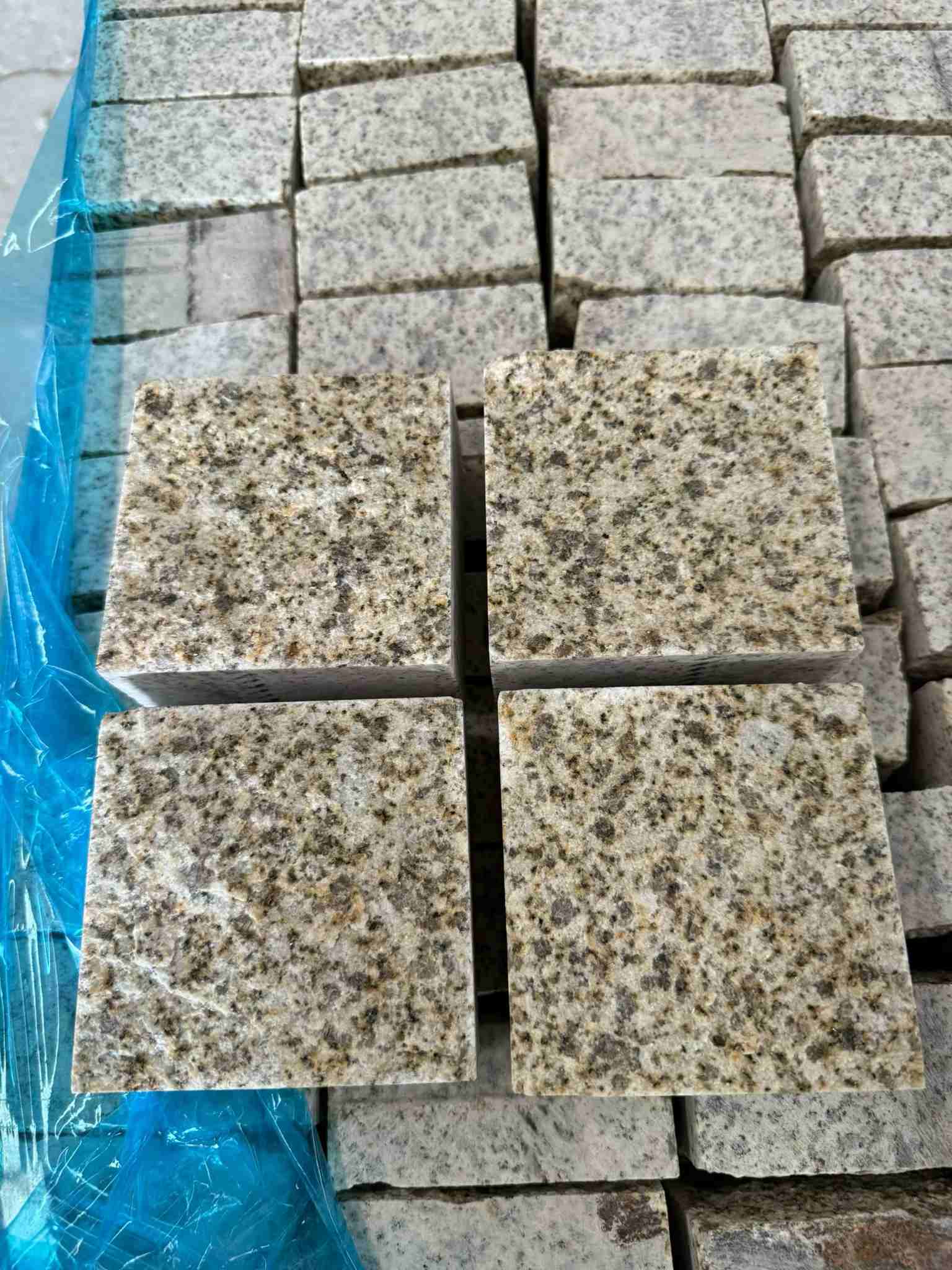 白城 黄金麻花岗岩自然面小方块，弹石，马蹄石等