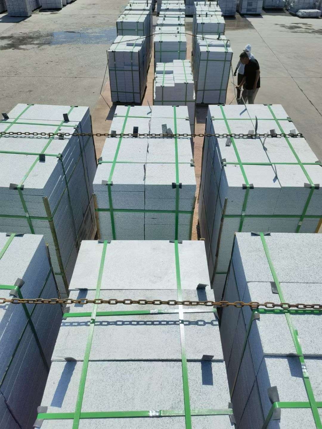 白城 芝麻白花岗岩5公分地铺石 花岗岩厂家工厂装车日常