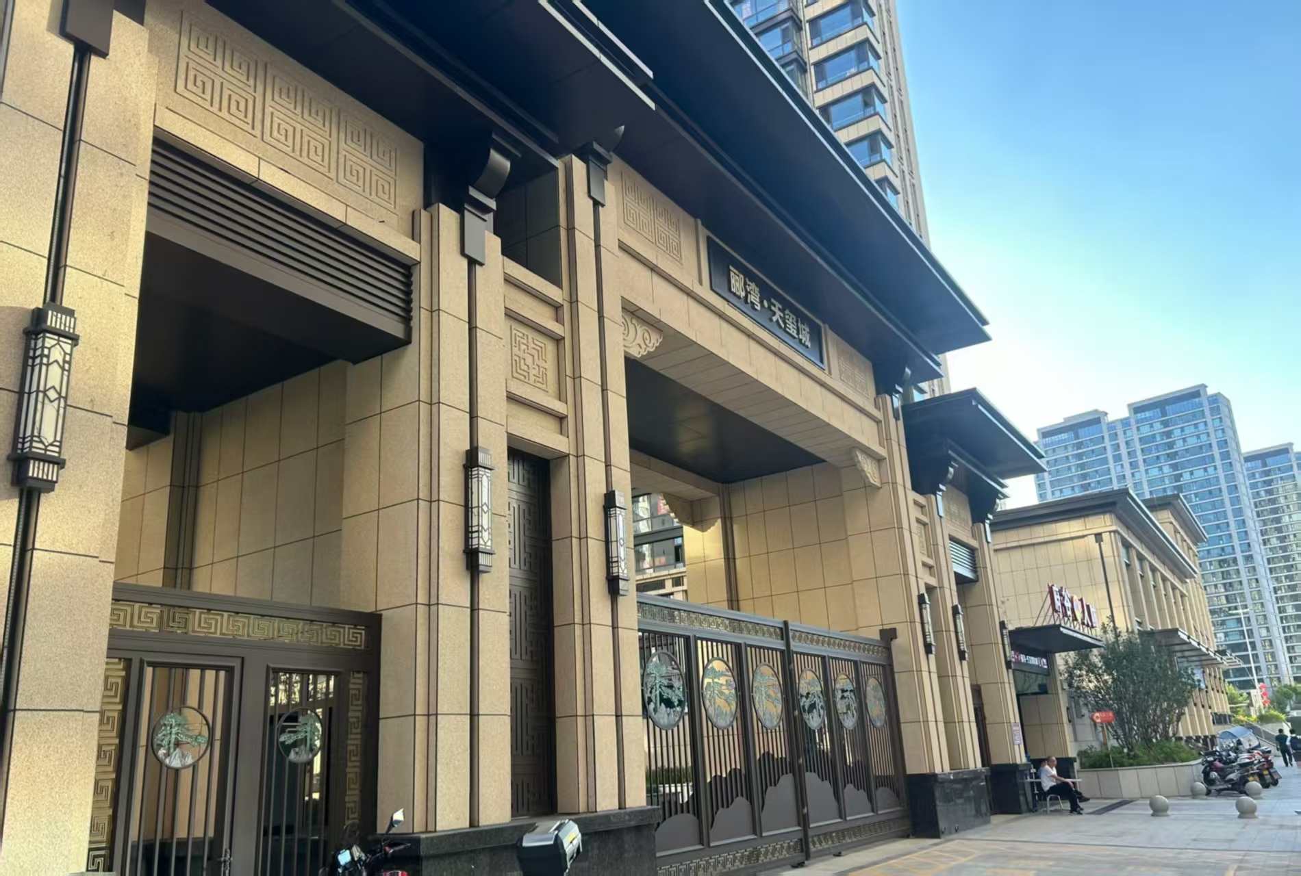 白城 黄金麻花岗岩荔枝面小区门楼外墙干挂