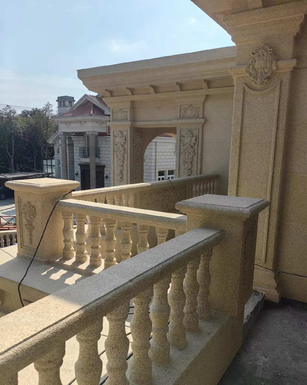 白城 黄金麻别墅外墙干挂雕花配合阳台栏杆花瓶柱