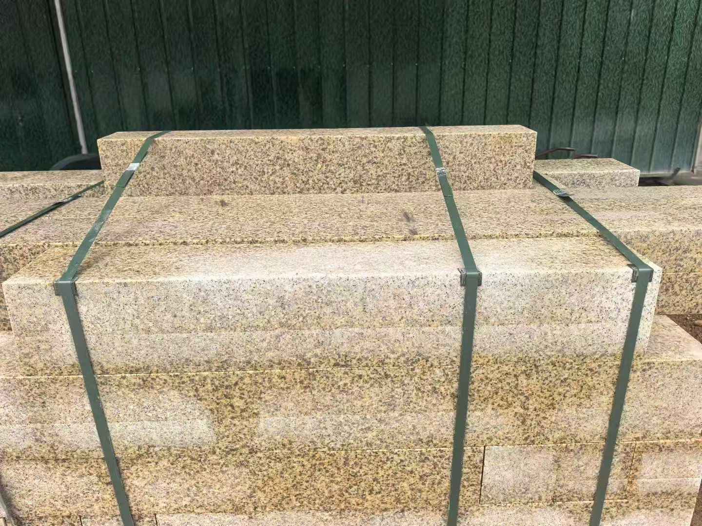 白城 黄金麻花岗岩石材机切面栏杆料半成品