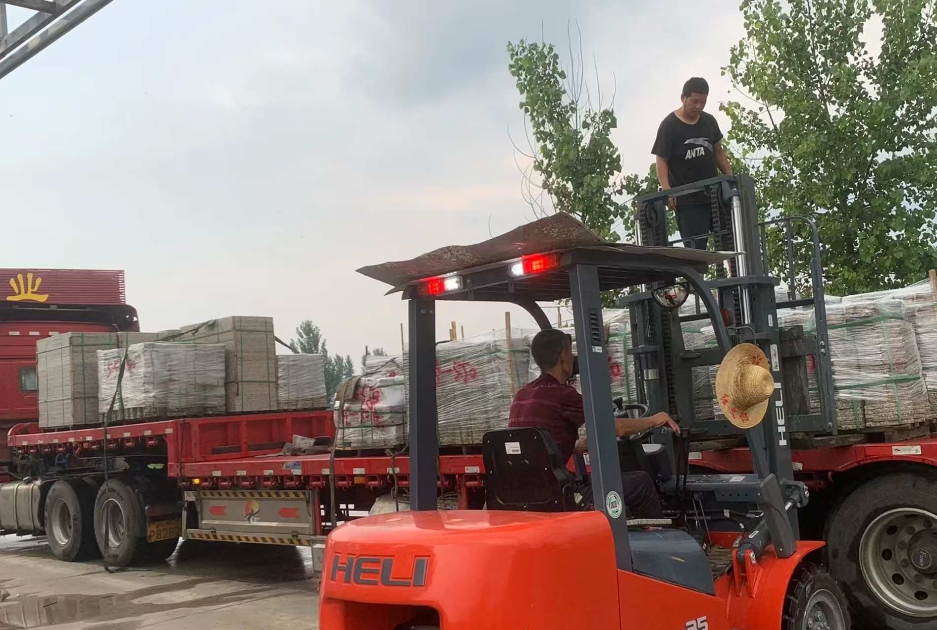 白城 黄金麻冰裂纹，地铺石装车