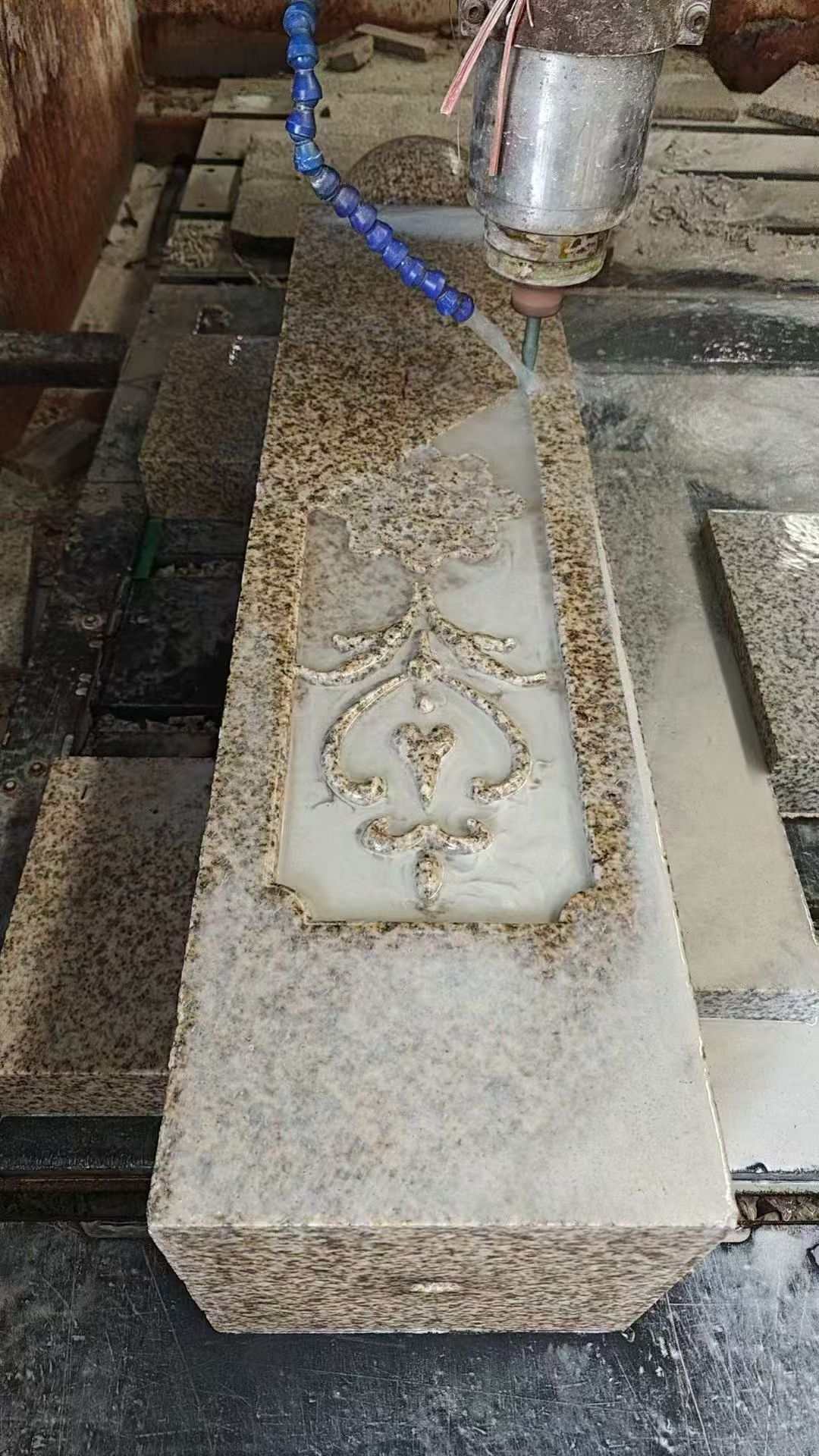 白城 黄金麻花岗岩异形加工雕刻栏杆大柱