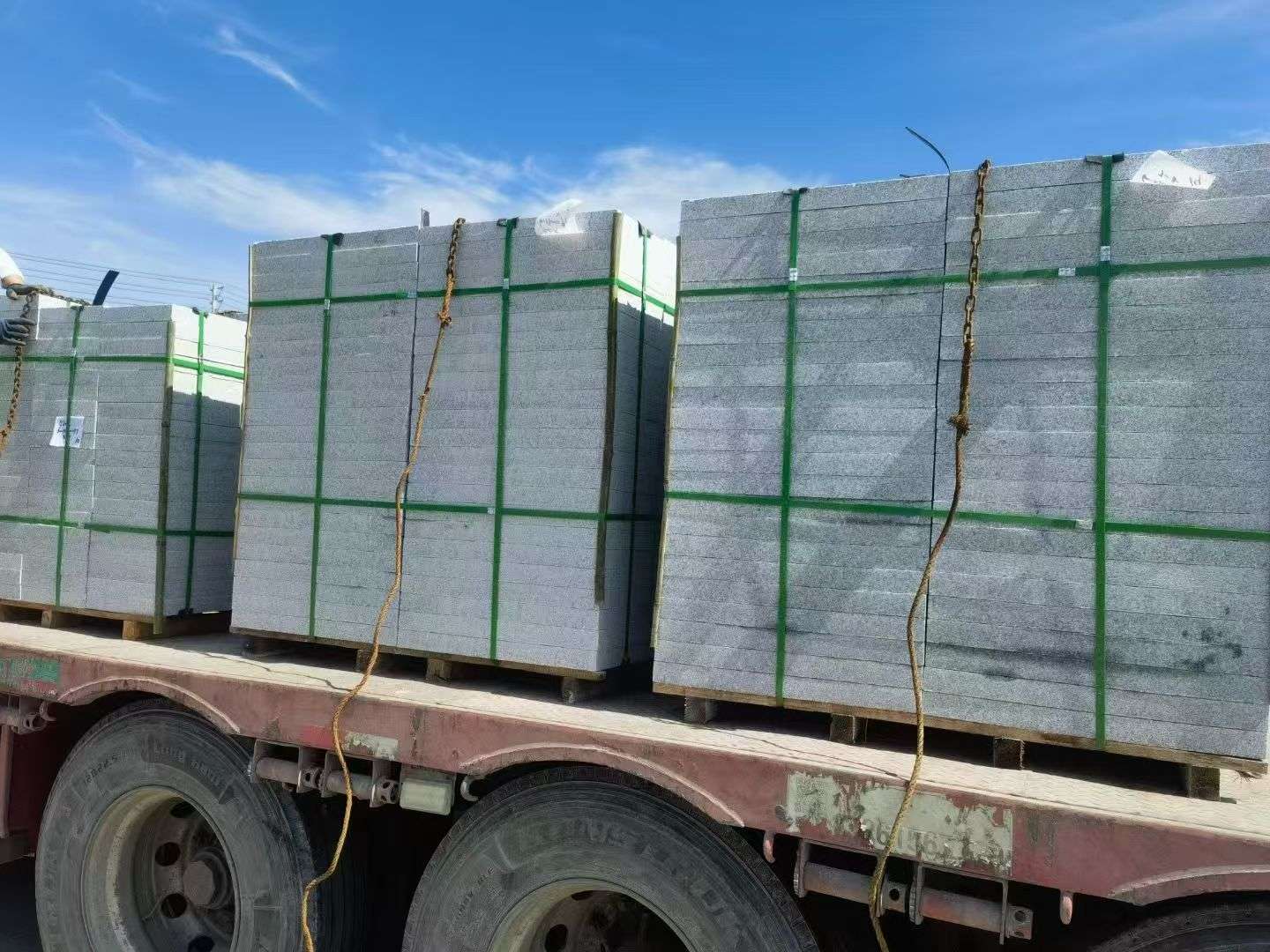 白城 芝麻白花岗岩地铺石装车日常