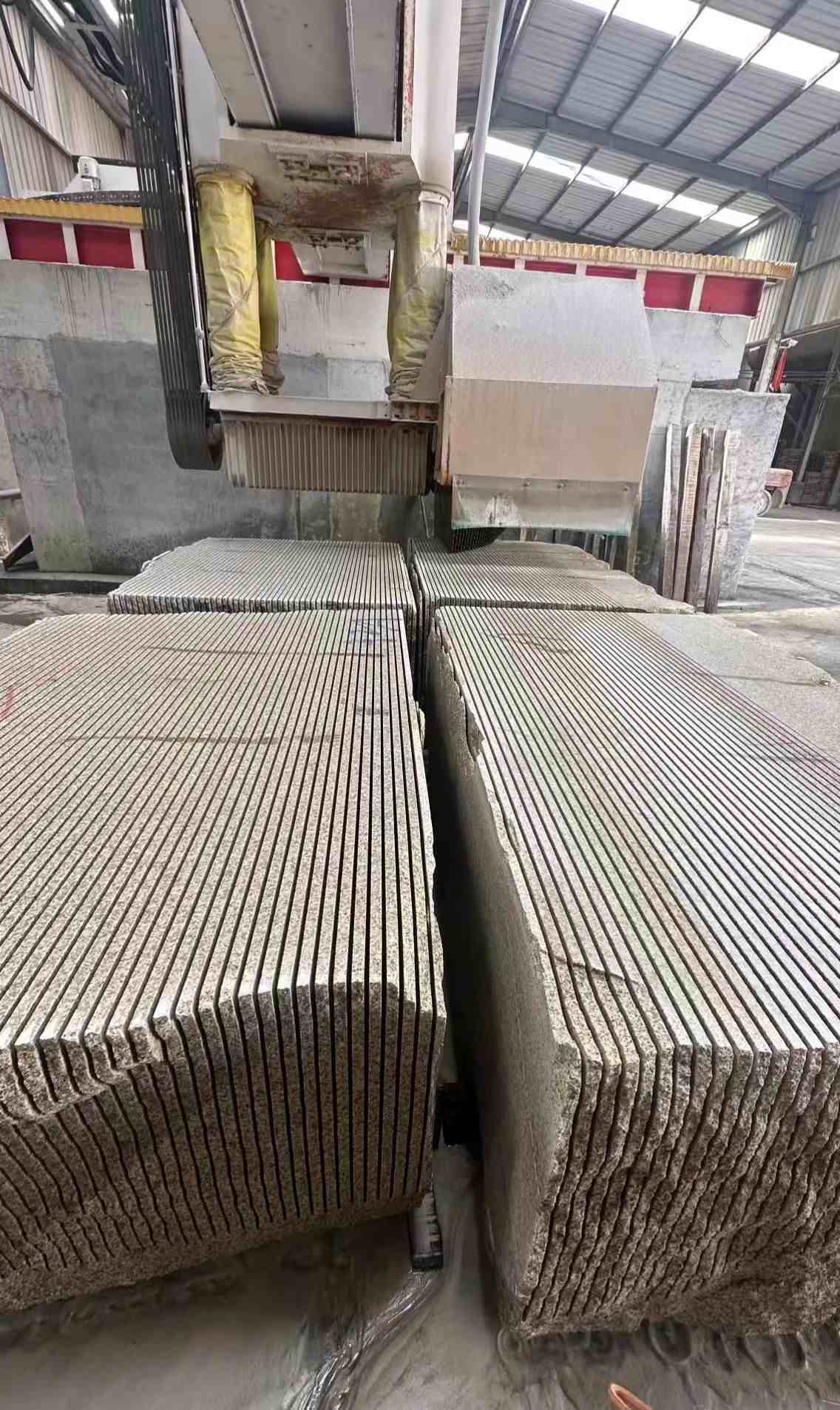 白城 车间生产日常，黄金麻白麻花岗岩