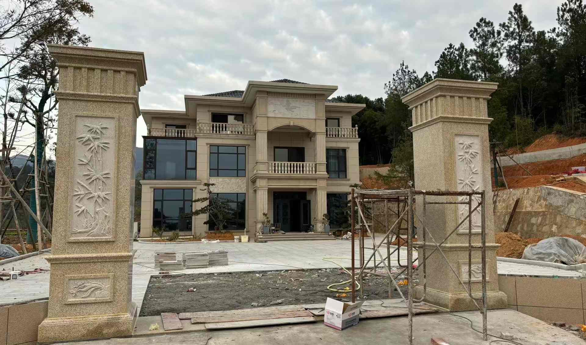 白城 黄金麻花岗岩别墅雕花外墙干挂配上门口雕花罗马柱