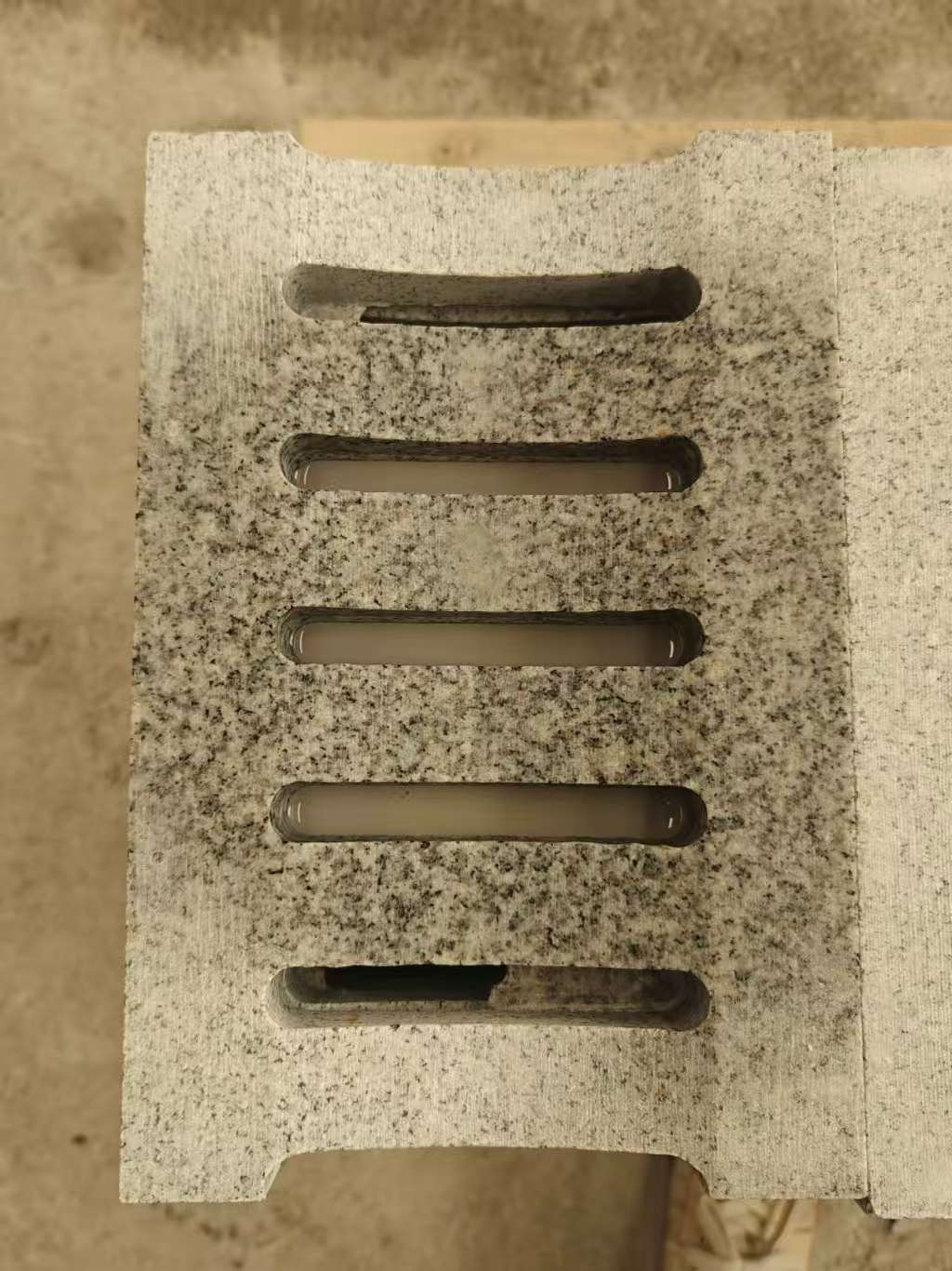 白城 芝麻白拉丝面花岗岩U型开槽排水槽